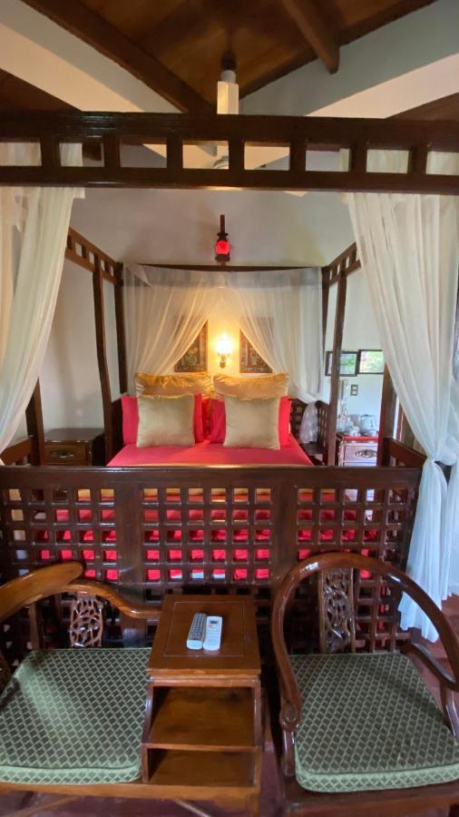 Tropicana Castle Dive Resort Powered By Cocotel Puerto Galera Exterior photo